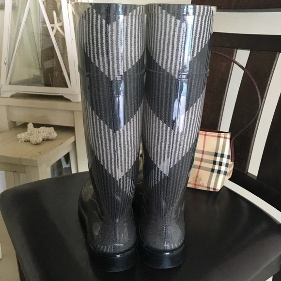 Burberry💎 Grey Rainboots - Picture 2 of 4